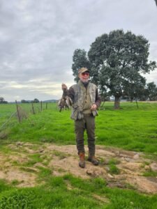 Chasseur international avec des grives.